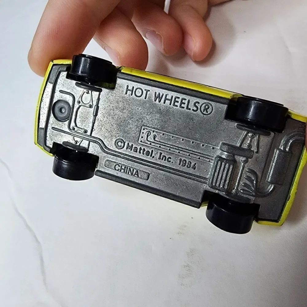 Matchbox 2008 lifeguard Honda Ridgeline 1st Generation White Tiki Pickup Truck
